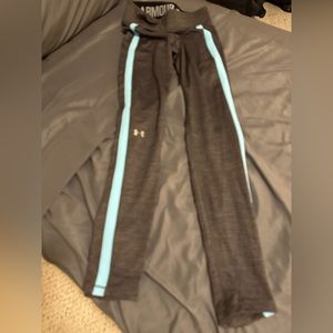LIKE NEW WOMENS UNDER ARMOUR GRAY W/BLUE LINES & POCKET SIZE XS (?)
